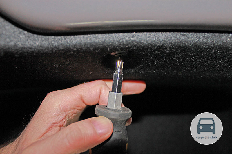 Выкрутить фиксатор обшивки багажника на автомобиле Hyundai Elantra J5 MD 2010-2016