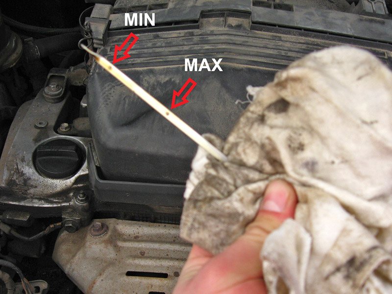 Метки максимального и минимального уровня масла в двигателе Toyota RAV4 CA20W