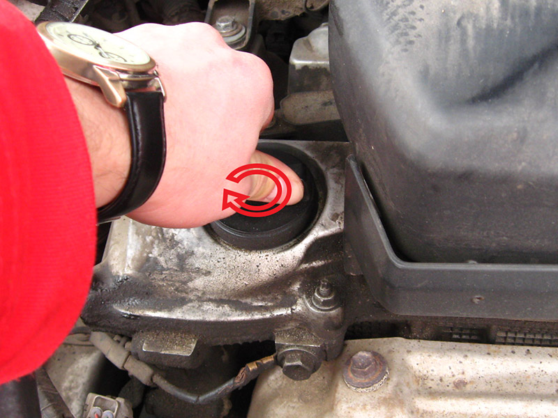 Заворачивание крышки маслоналивной горловины двигателя Toyota RAV4 CA20W