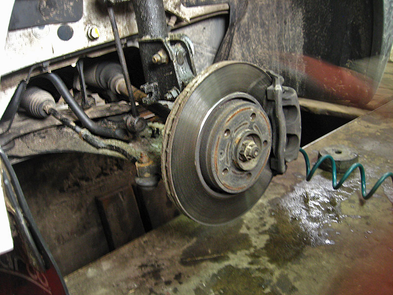 Снять переднее колесо для замены амортизатора автомобиля Nissan Primastar 2001-2014