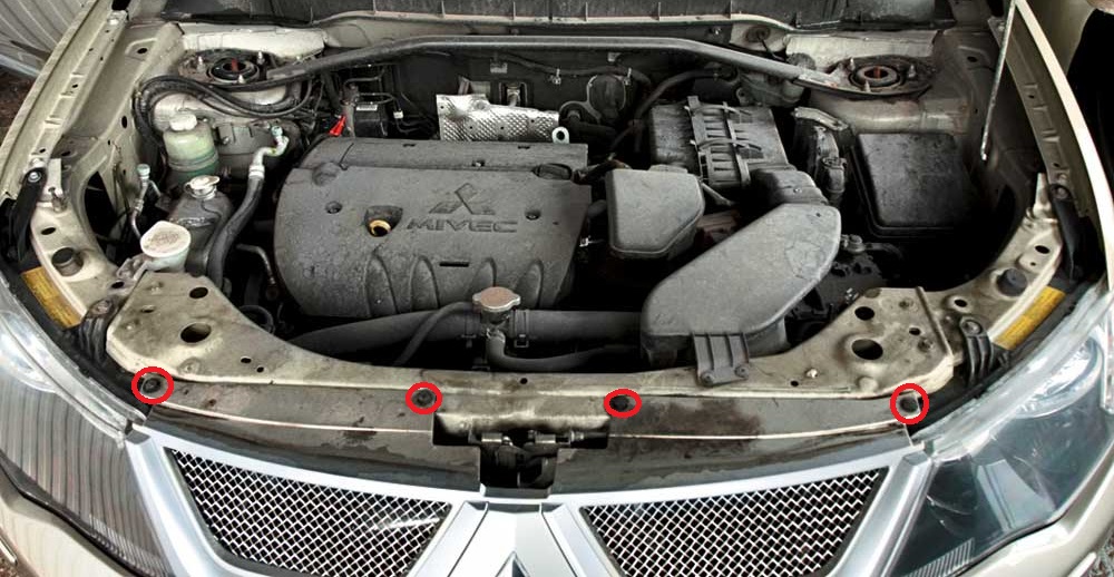 Размещение пистонов крепления накладки решетки радиатора выпуска до 08.2009 Mitsubishi Outlander XL