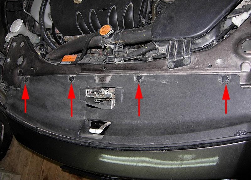 Размещение пистонов крепления накладки решетки радиатора выпуска с 09.2009 Mitsubishi Outlander XL