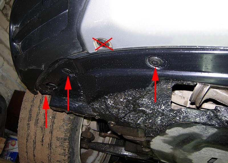 Размещение элементов крепления правой части пыльника двигателя к переднему бамперу Mitsubishi Outlander XL
