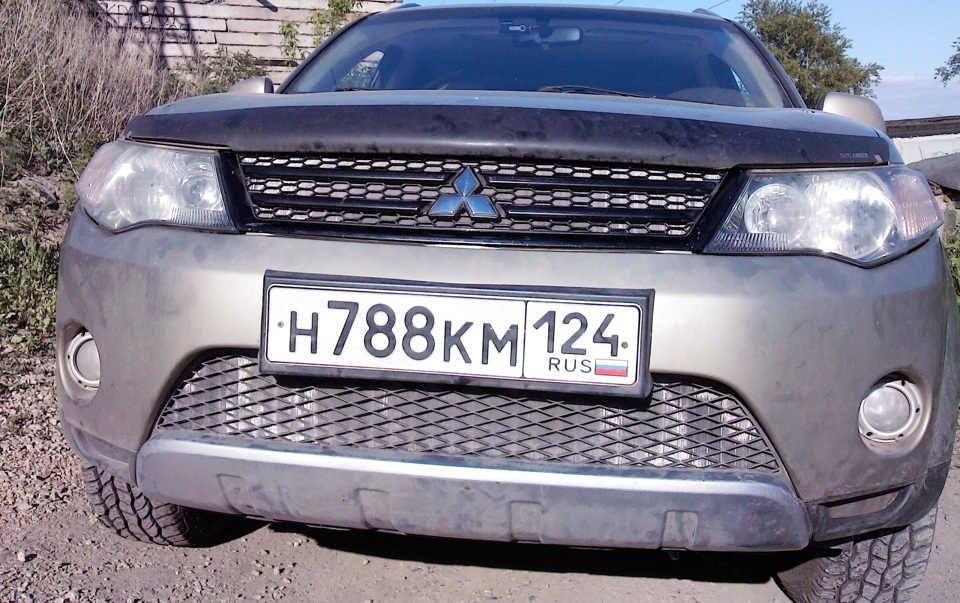Установленная решетка радиатора и передний бампер на Mitsubishi Outlander XL выпуска до 08.2009