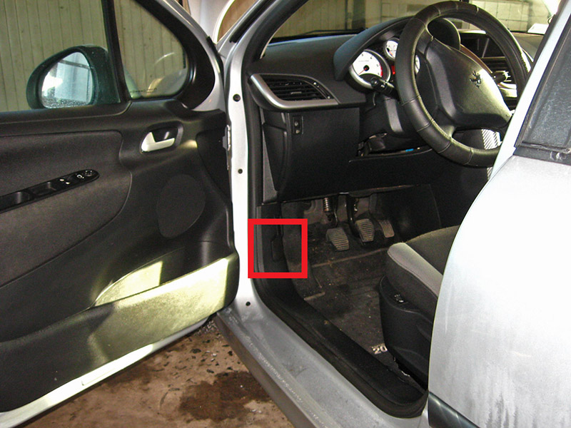 Расположение ручки открывания капота Peugeot 207