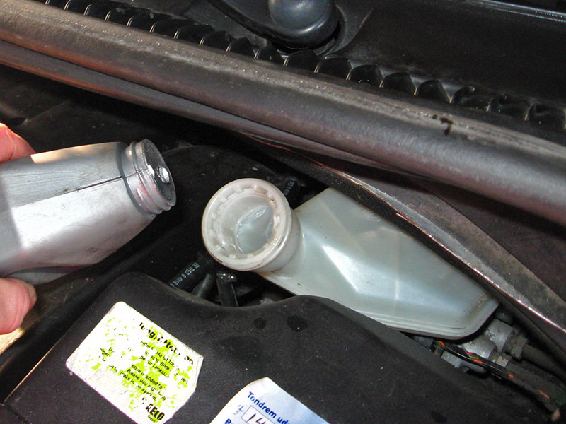 Долив тормозной жидкости в тормозной бачок Peugeot 207