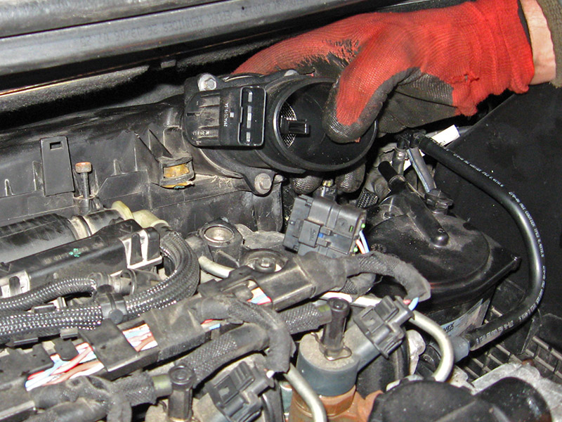Отвод расходомера воздуха в сторону Peugeot 207