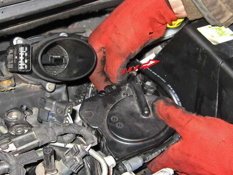Отсоединение шланга от подогревателя топлива Peugeot 207