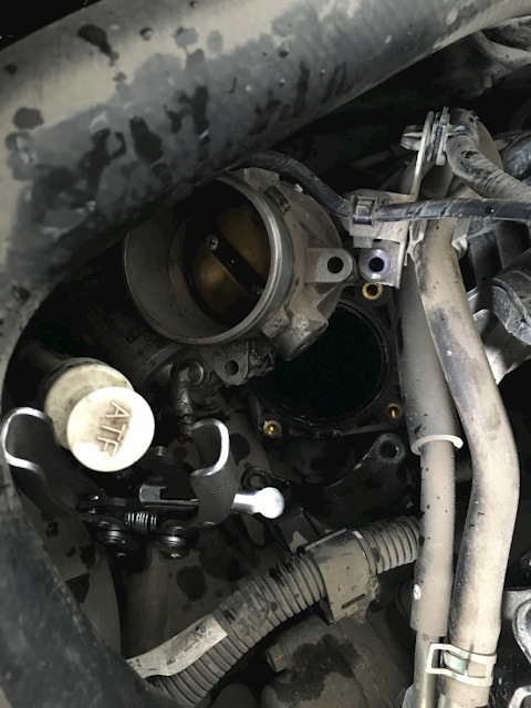 Снятие корпуса дроссельного узла двигателя 4B12 Mitsubishi Outlander XL