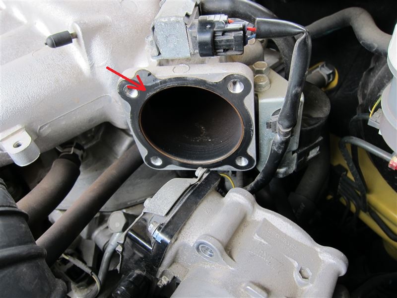 Размещение уплотнительной прокладки дроссельного узла в пазу фланца впускного коллектора двигателя 6B31 выпуска с 07.2010 Mitsubishi Outlander XL