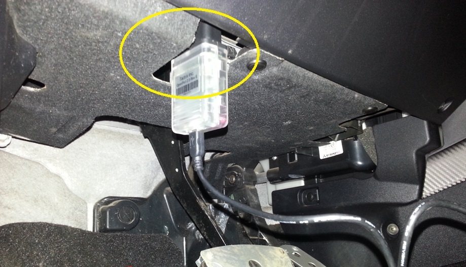 Подсоединенный кабель сканера к диагностическому разъему Mitsubishi Outlander XL