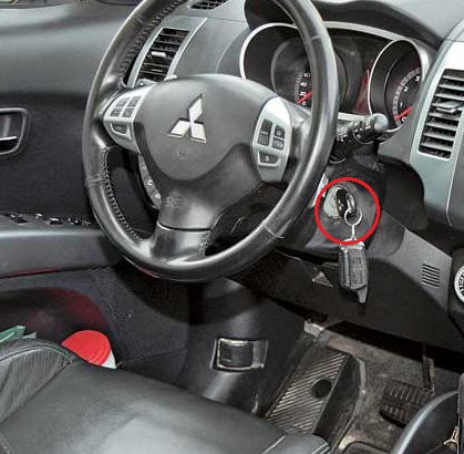 Установленный ключ в замок зажигания Mitsubishi Outlander XL