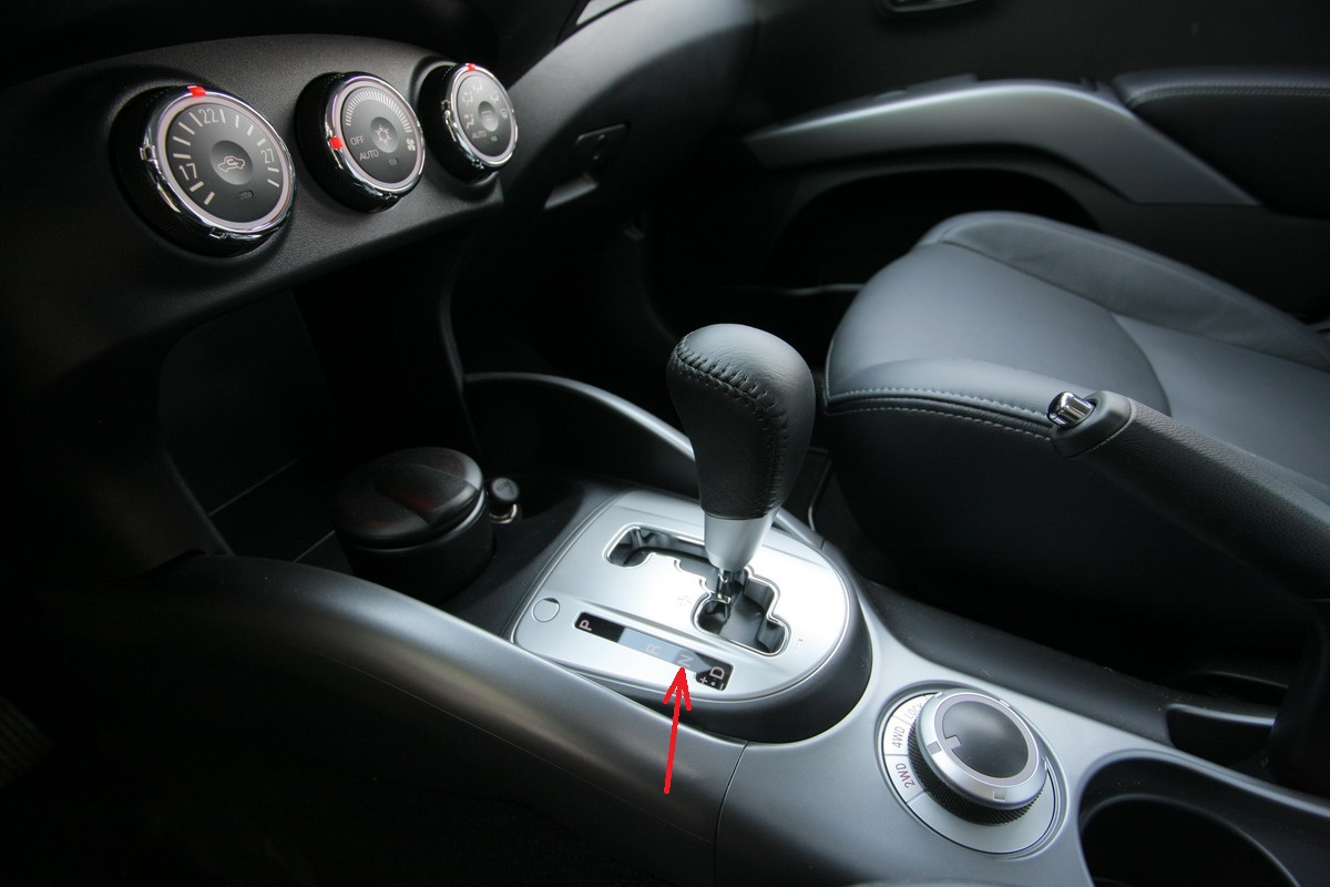 Размещение в нейтральной позиции селектора выбора режимов работы автоматической коробки передач Mitsubishi Outlander XL