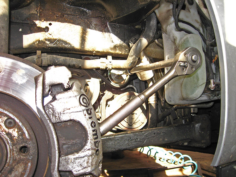 Выкручивание крепления натяжного ролика ремня вспомогательных агрегатов Peugeot 207