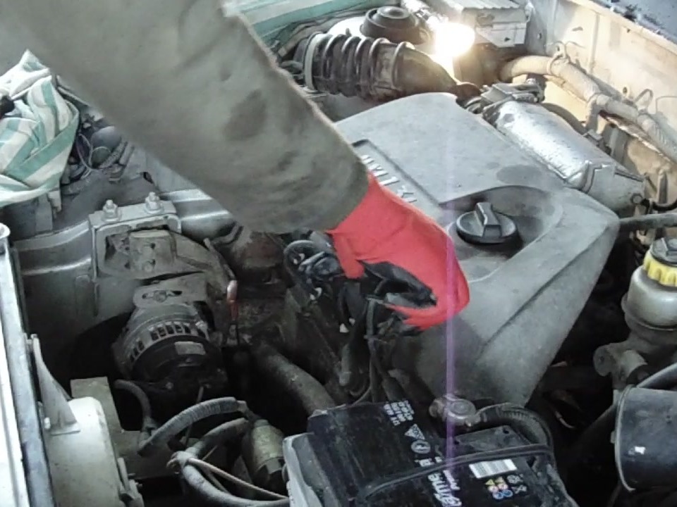 Выведение высоковольтных проводов из фиксаторов декоративного кожуха двигателя МеМЗ 307 Daewoo Sens
