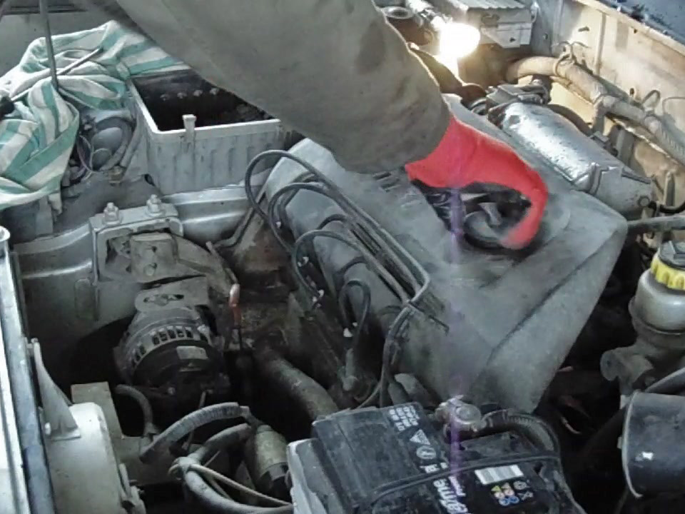 Отворачивание крышки заливной масляной горловины двигателя Daewoo Sens