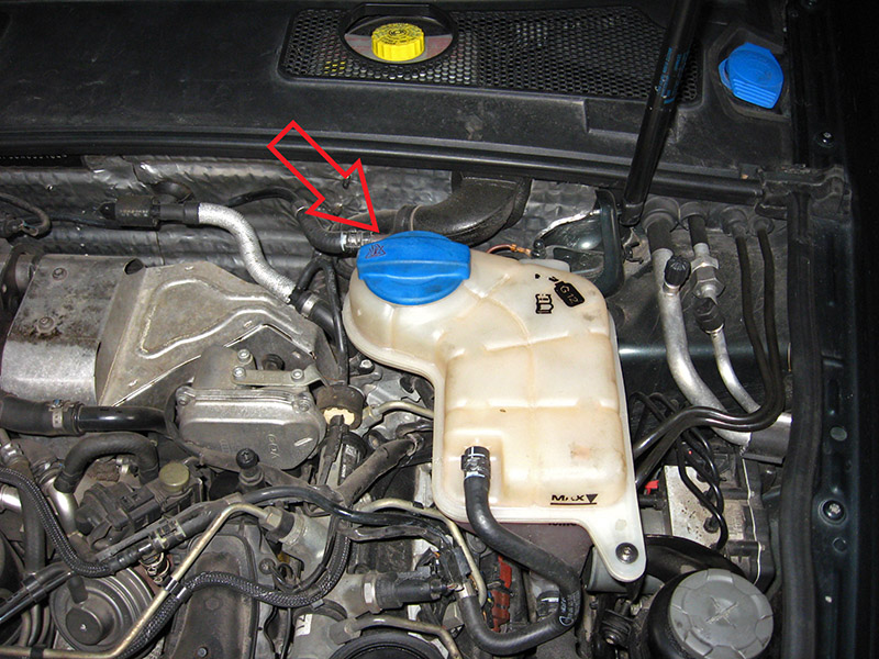 Открутить крышку бачка охлаждения на Audi A6 4F/C6 2004-2011