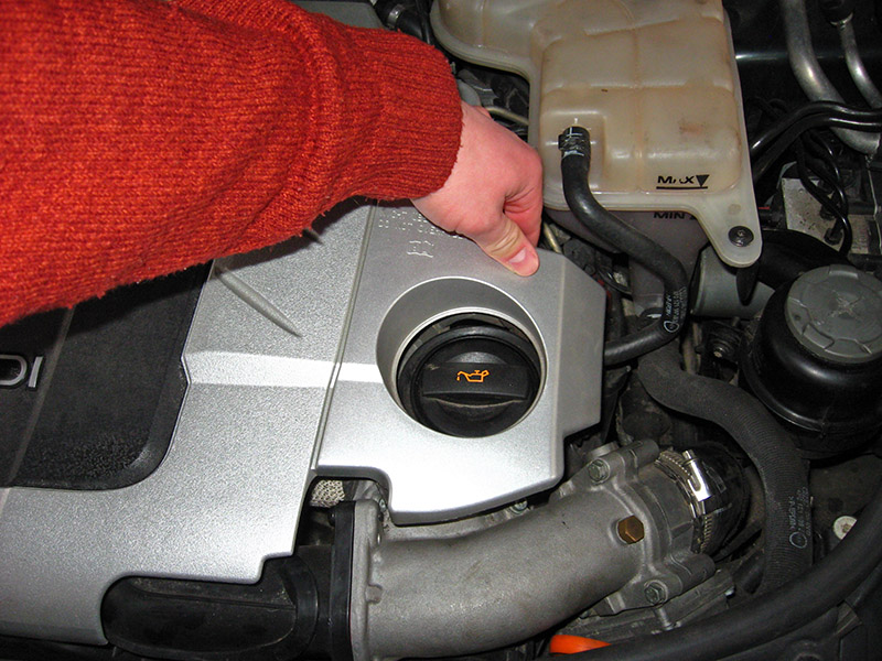 Поддеть крышку двигателя на Audi A6 4F/C6 2004-2011
