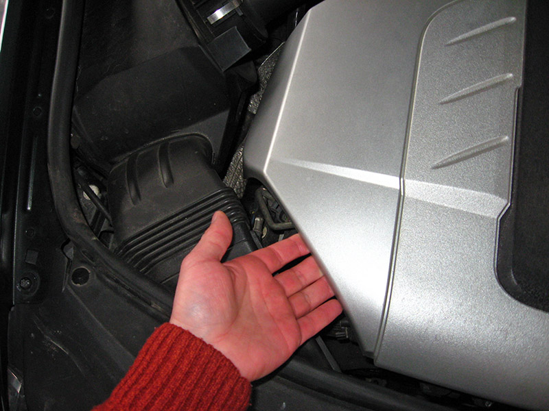Снятие декоративного кожуха двигателя на Audi A6 4F/C6 2004-2011