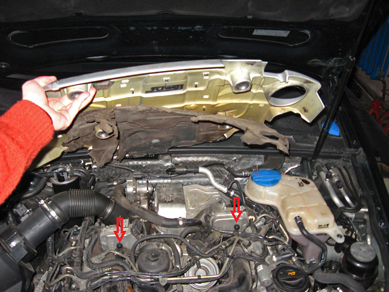 Фиксаторы крышки двигателя в подкапотном пространстве на Audi A6 4F/C6 2004-2011