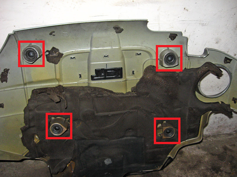 Фиксаторы на крышке двигателя на Audi A6 4F/C6 2004-2011