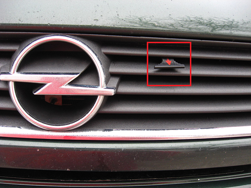 Расположение страховочной петли снятия блокировки замка капота Opel Astra II G