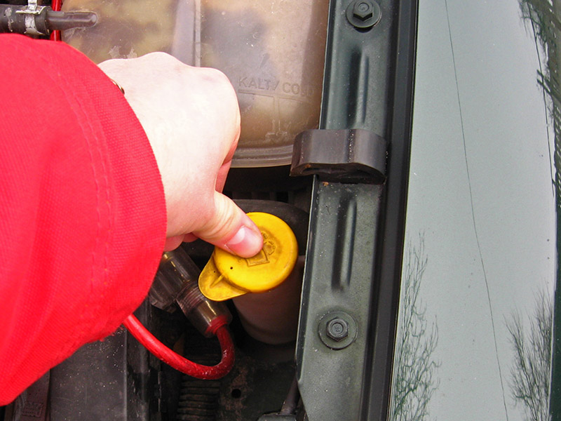 Закрывание крышки горловины бачка омыателя Opel Astra II G