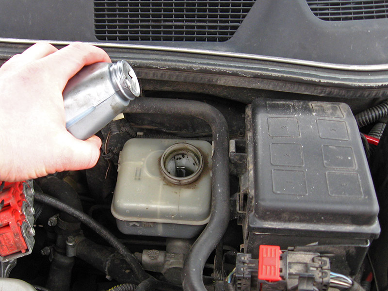 Доливка тормозной жидкости в бачок Opel Astra II G