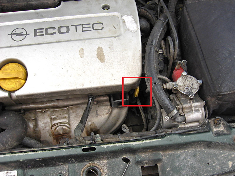 Расположение указателя (щупа) уровня масла в моторном отсеке Opel Astra II G