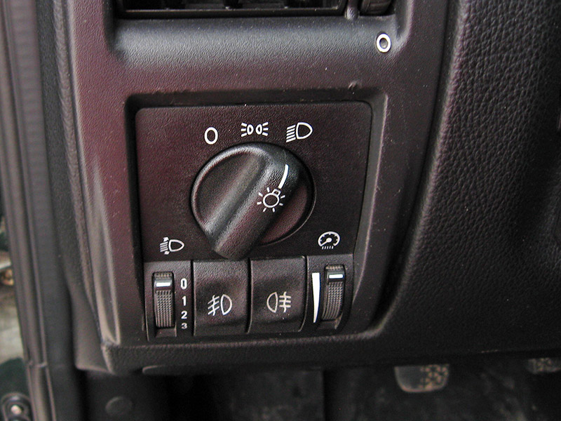 Положение переключателя, при котором включен ближний или дальний свет фар Opel Astra II G