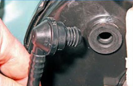 Отсоединение трубки обратного клапана вакуумного усилителя тормозов от штуцера впускного трубопровода Lada Largus