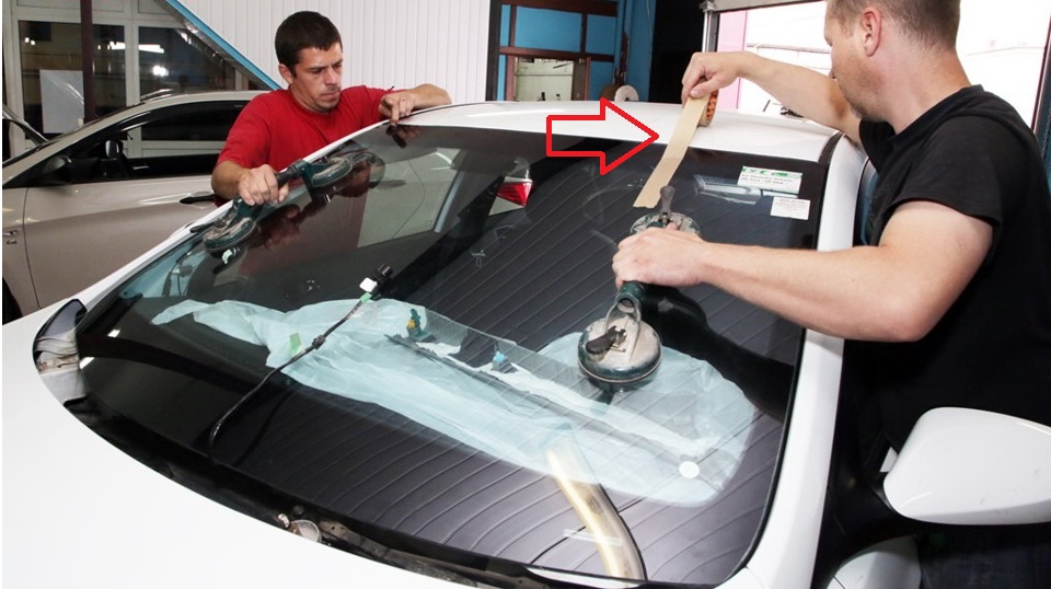 Прижмите и зафиксируйте стекло любым доступным способом по всему периметру на автомобиле Hyundai Solaris
