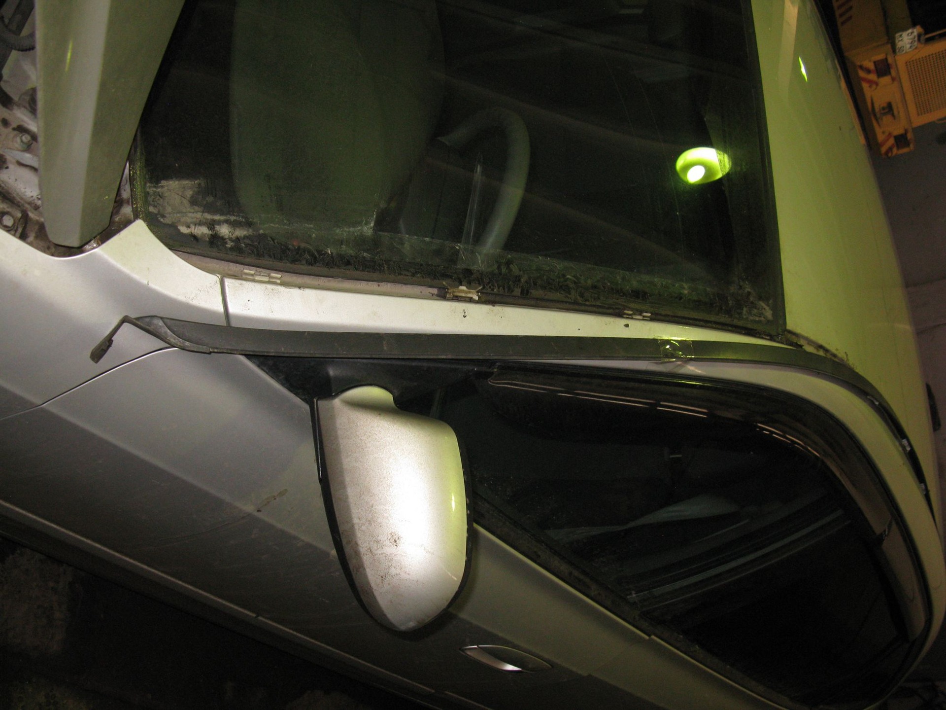 Снимите боковые окантовки ветрового стекла на автомобиле Hyundai Solaris
