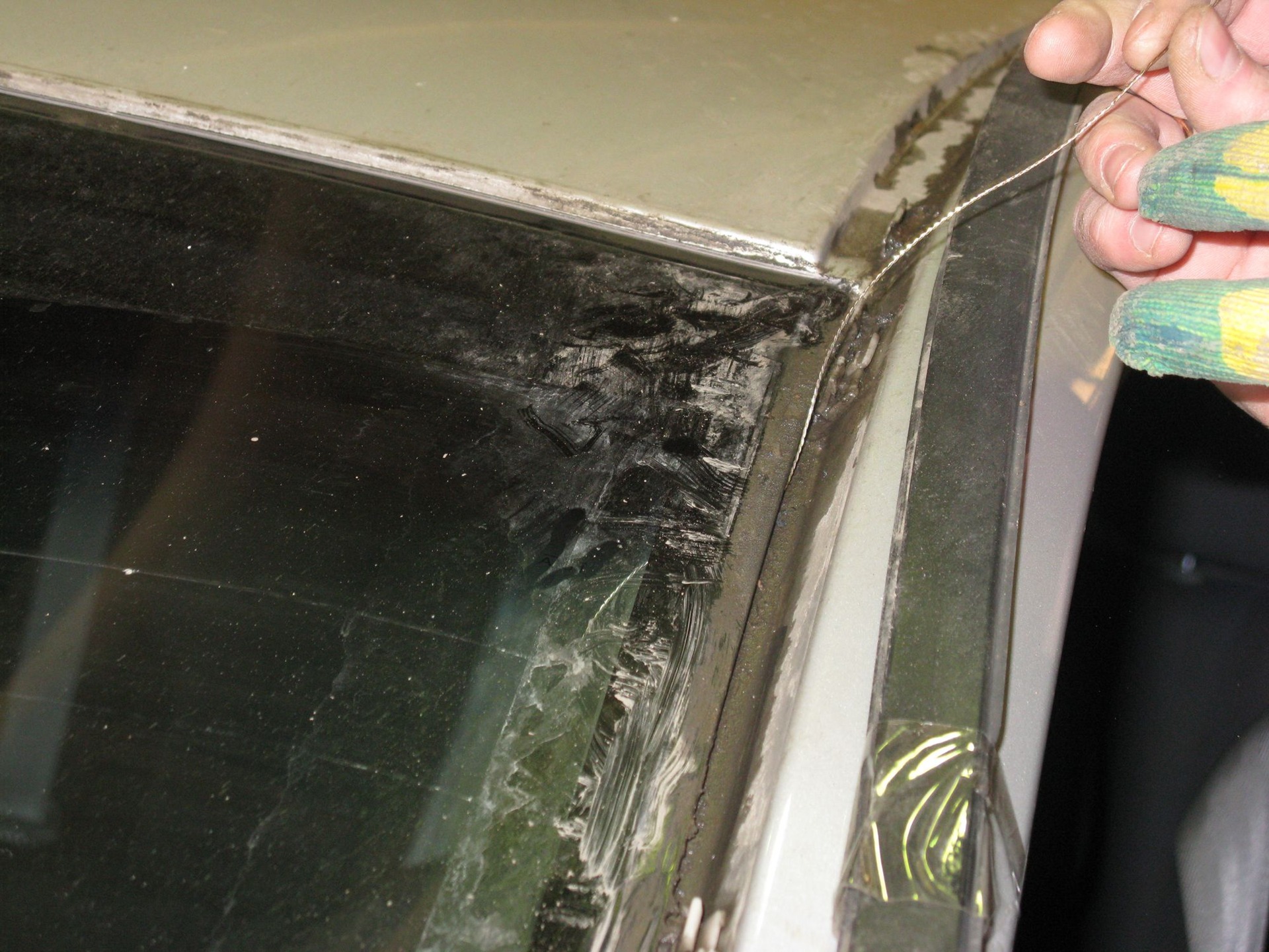 Протяните в отверстие на лобовом стекле струну на автомобиле Hyundai Solaris