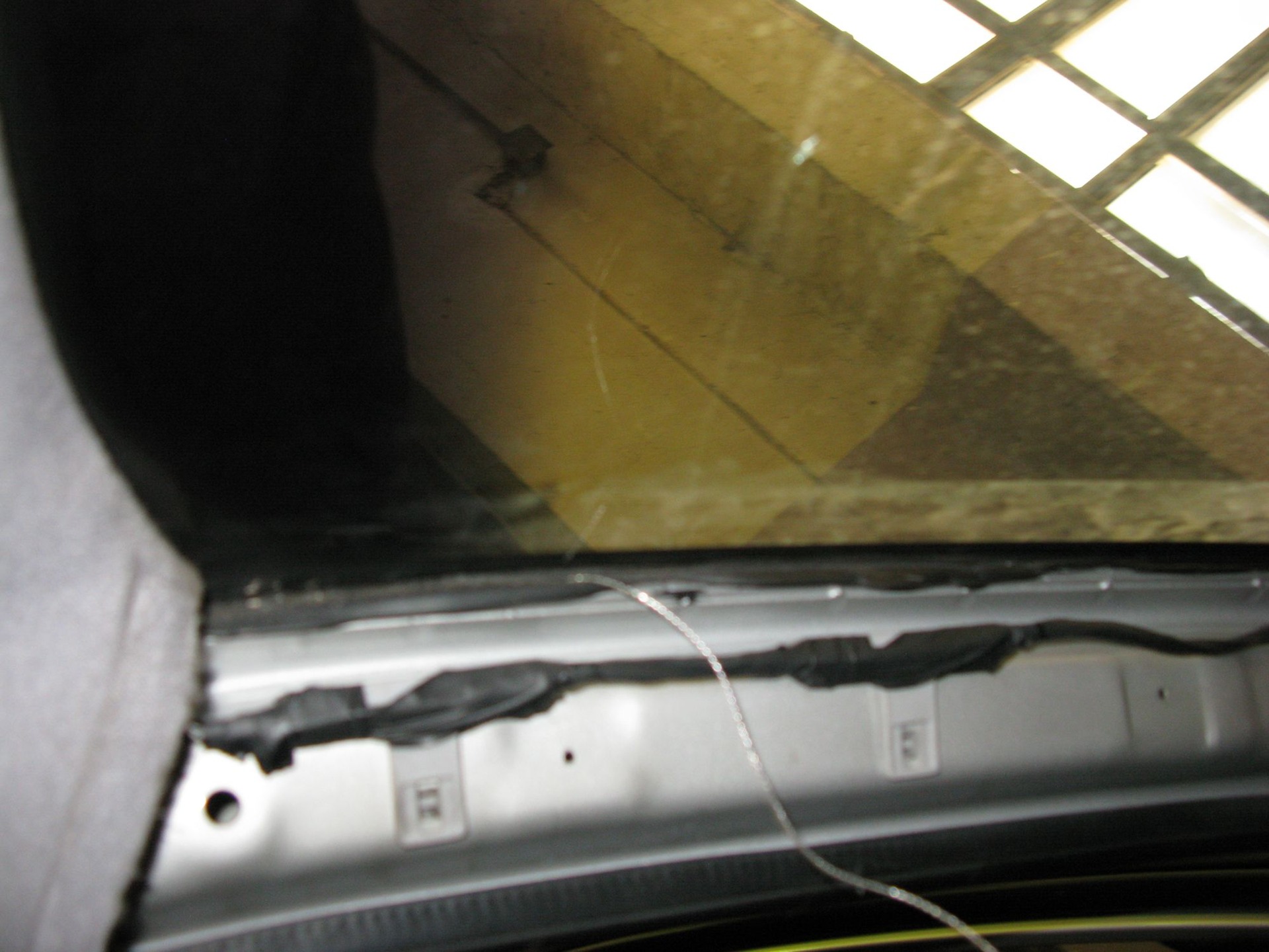 Распилите струной клеевой шов по всему периметру стекла на автомобиле Hyundai Solaris