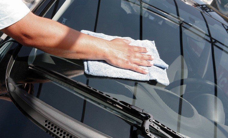 Стекла лучше мыть мягкой тряпкой на автомобиле Hyundai Solaris