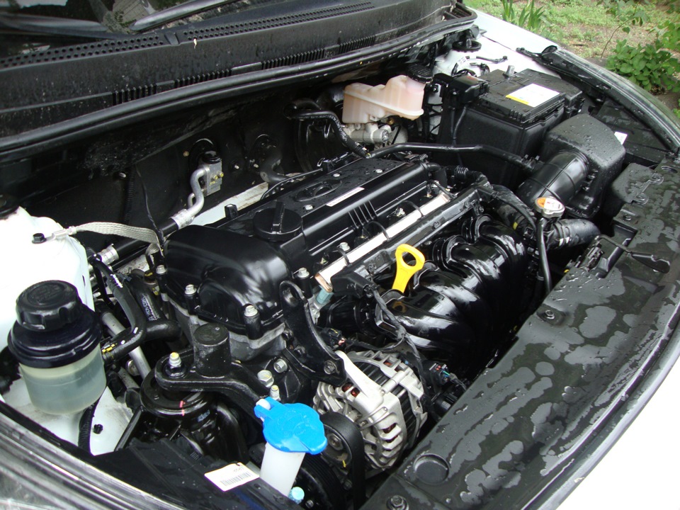 Двигатель ополаскивают водой под давлением и сушат сжатым воздухом на автомобиле Hyundai Solaris
