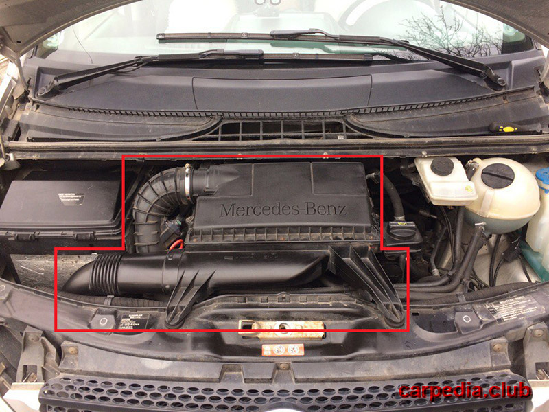 Расположение корпуса воздушного фильтра на автомобиле Mercedes-Benz Vito W639