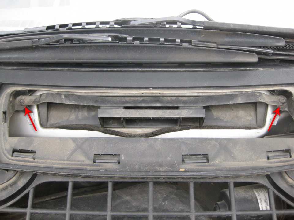Снять держатель салонного фильтра на автомобиле Mercedes-Benz Vito W639