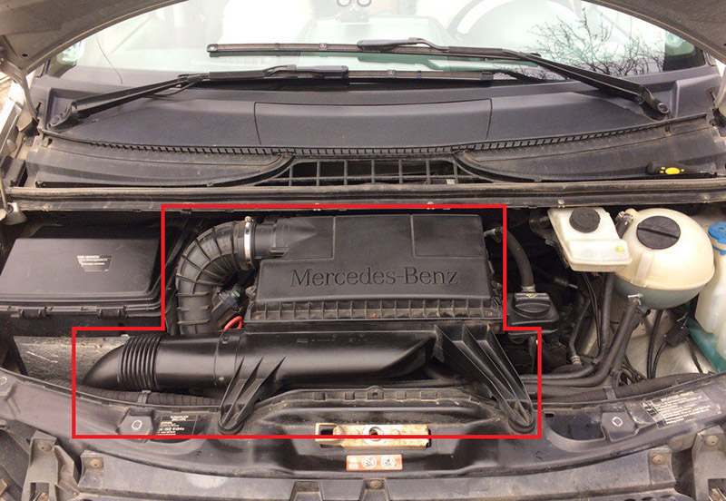 Снятие корпуса воздушного фильтра для замены форсунок на автомобиле Mercedes-Benz Vito W639