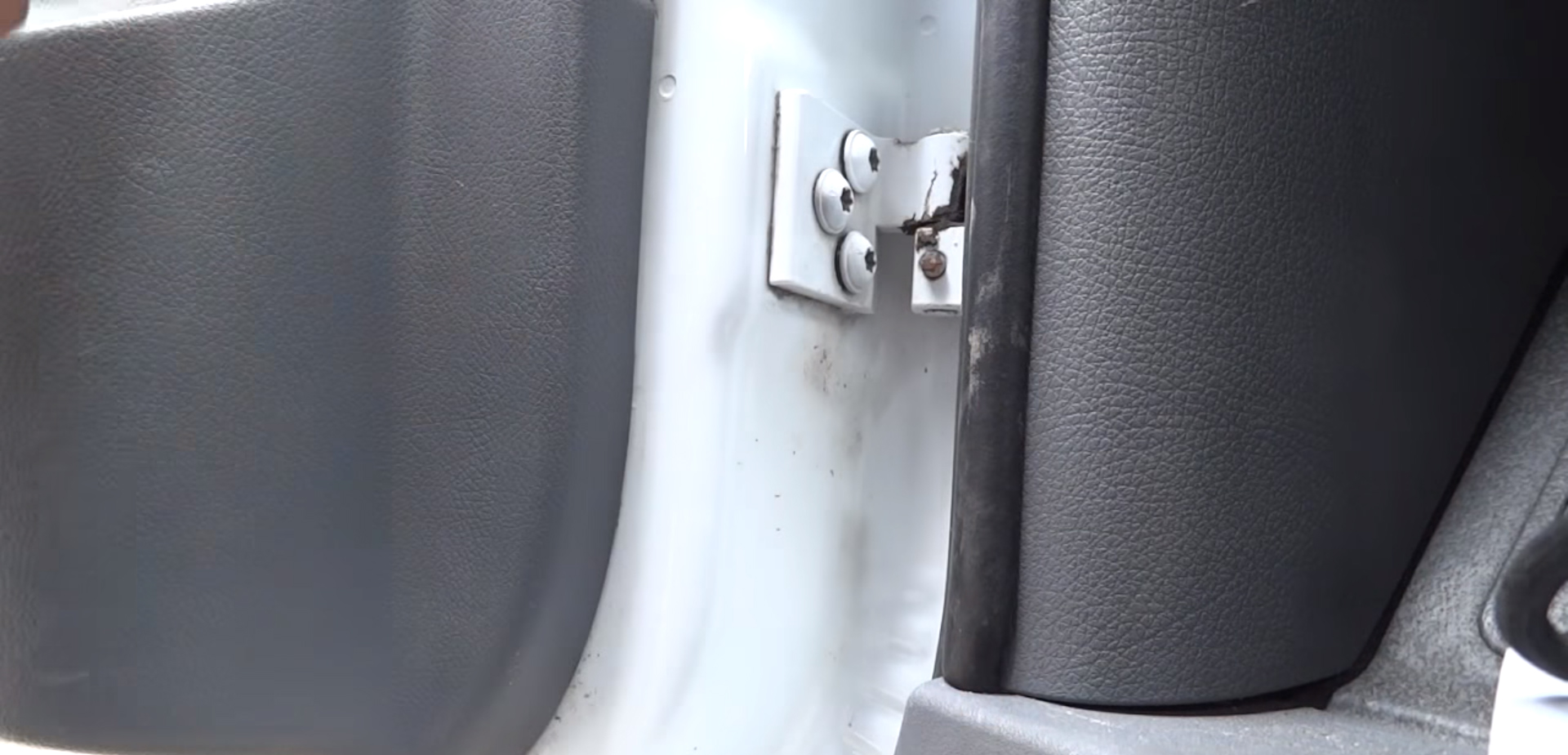 Ослабленные крепления петли двери на автомобиле Mercedes-Benz Vito W639