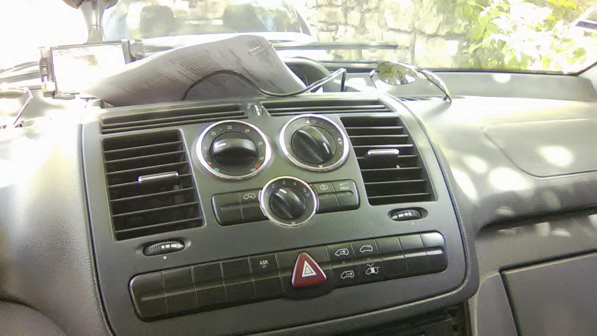 Блок управления печкой на автомобиле Mercedes-Benz Vito W639