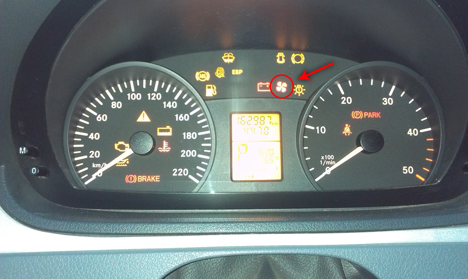 Индикатор неисправного вентилятора на автомобиле Mercedes-Benz Vito W639