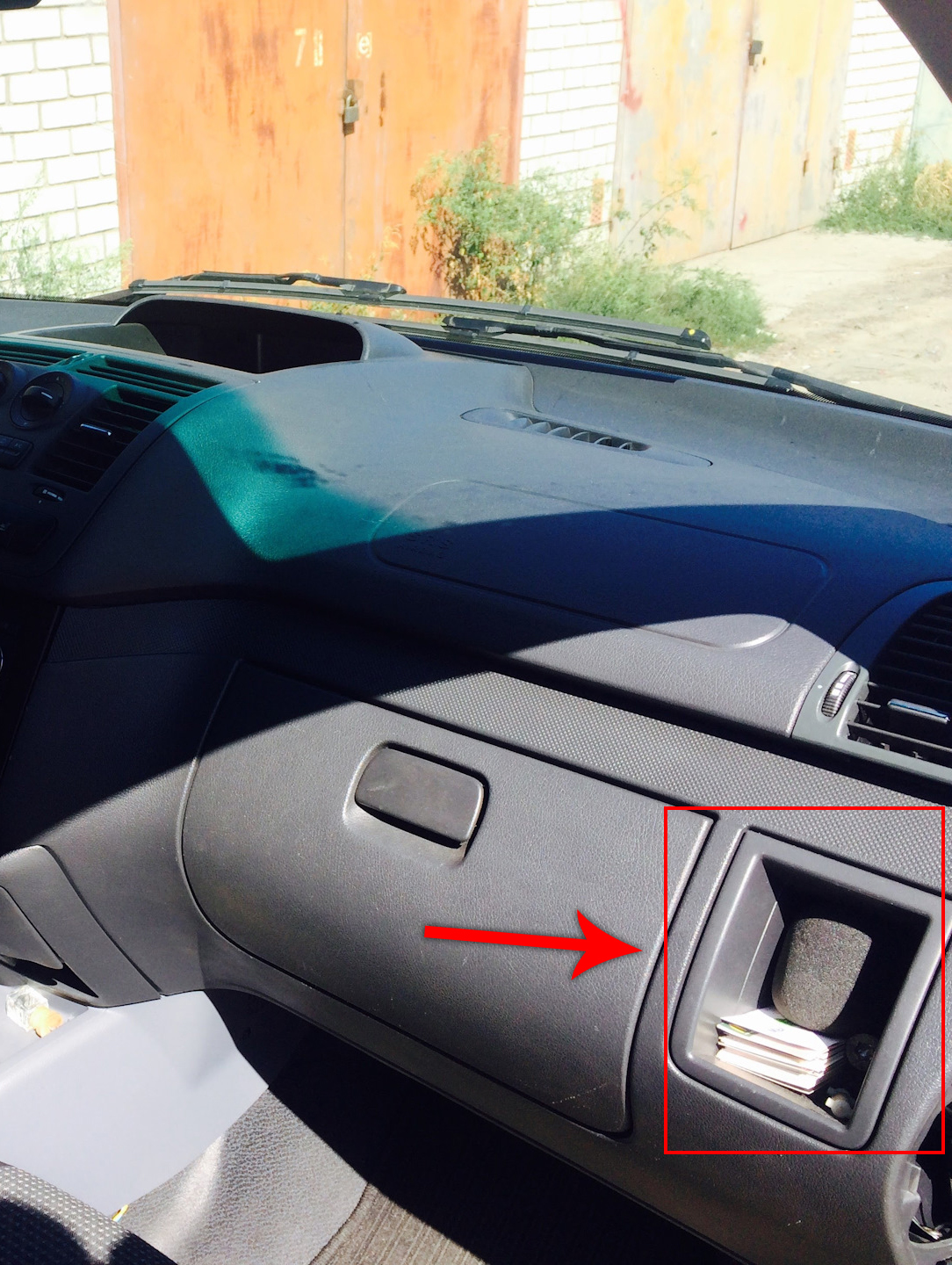 Вещевой отсек переднего пассажира в торпеде на автомобиле Mercedes-Benz Vito W639