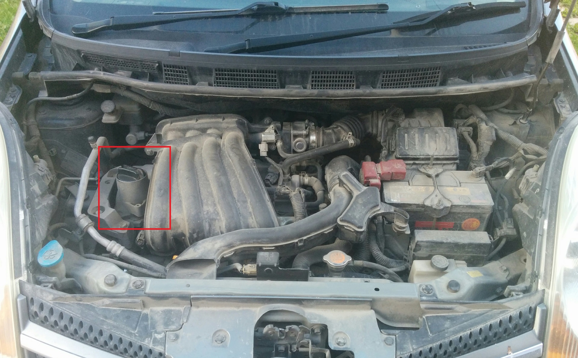 Проверка уровня и доливка масла в систему смазки двигателя Nissan Note 2004 - 2012