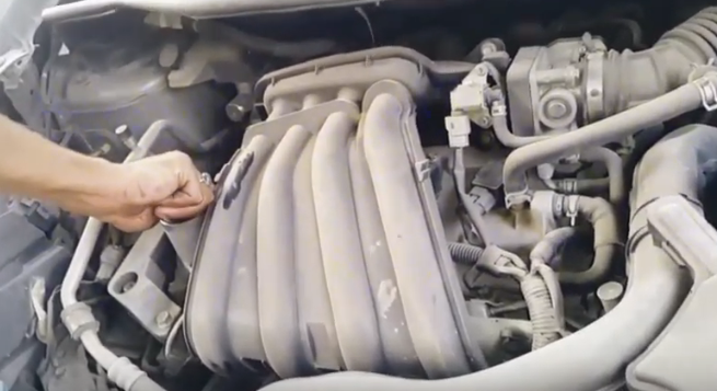 Проверка уровня и доливка масла в систему смазки двигателя Nissan Note 2004 - 2012