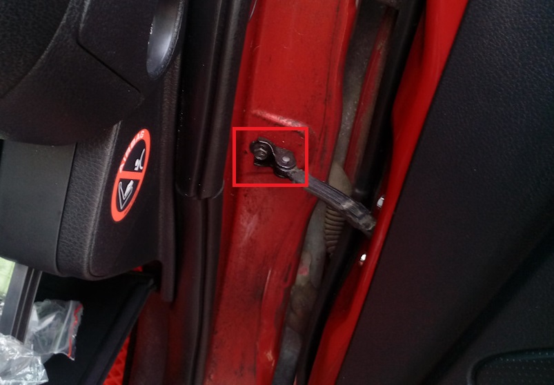 Замена ограничителя открывания передней двери Nissan Note 2004 - 2012