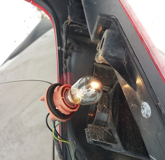 Замена лампы заднего габаритного огня и стоп-сигнала Nissan Note 2004 - 2012