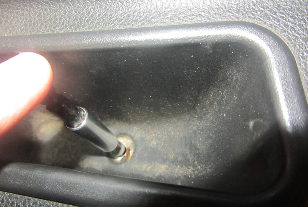 Откручивание самореза крепления обивки передней двери в нише подлокотника Лада Гранта (ВАЗ 2190)