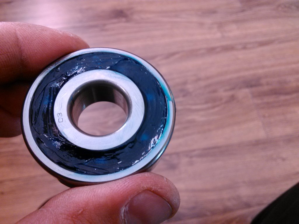 Наносим на наружное кольцо нового подшипника тонкий слой моторного масла на автомобиле Hyundai Solaris